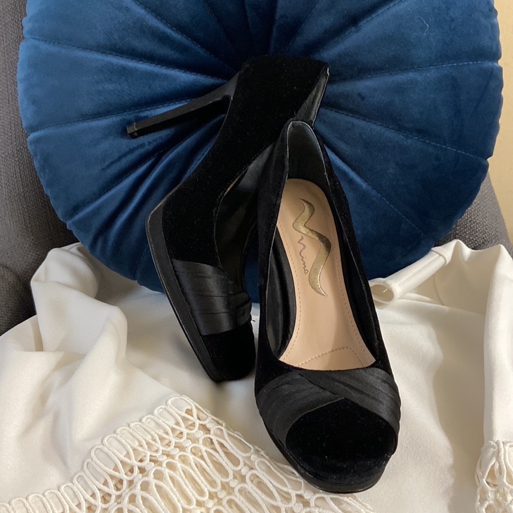 NWB Nina Velvet and Satin Dress Pump, sz 7.5 M (38 EU) '